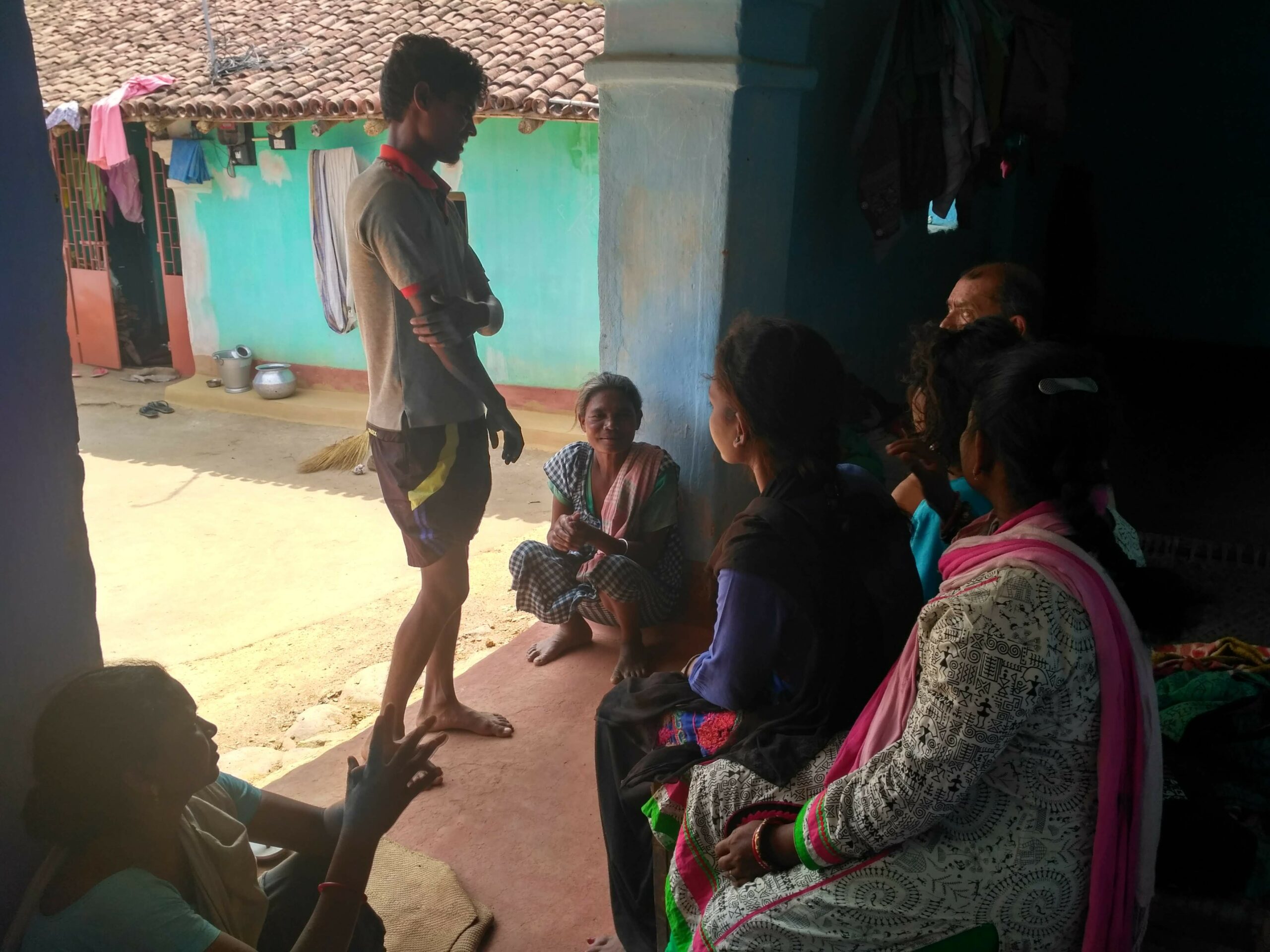 सिर्फ दवा से ही नहीं, समुदाय से भी इलाज (in Hindi)