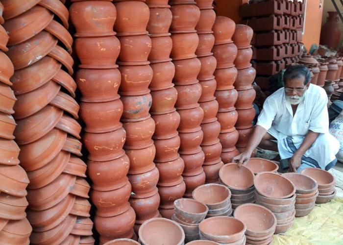 https://vikalpsangam.org/wp-content/uploads/migrate/Environment%20Ecology%202/neethujoseph_sreeman_narayanan_clay_pots_birds.jpg