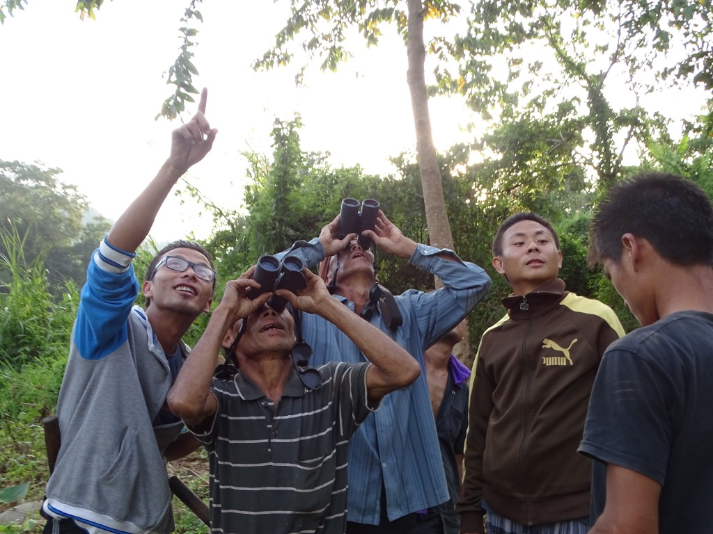 Desde disparar con armas hasta avistar con binoculares en el Área de Conservación de la Biodiversidad Comunitaria de Yaongyimchen.
