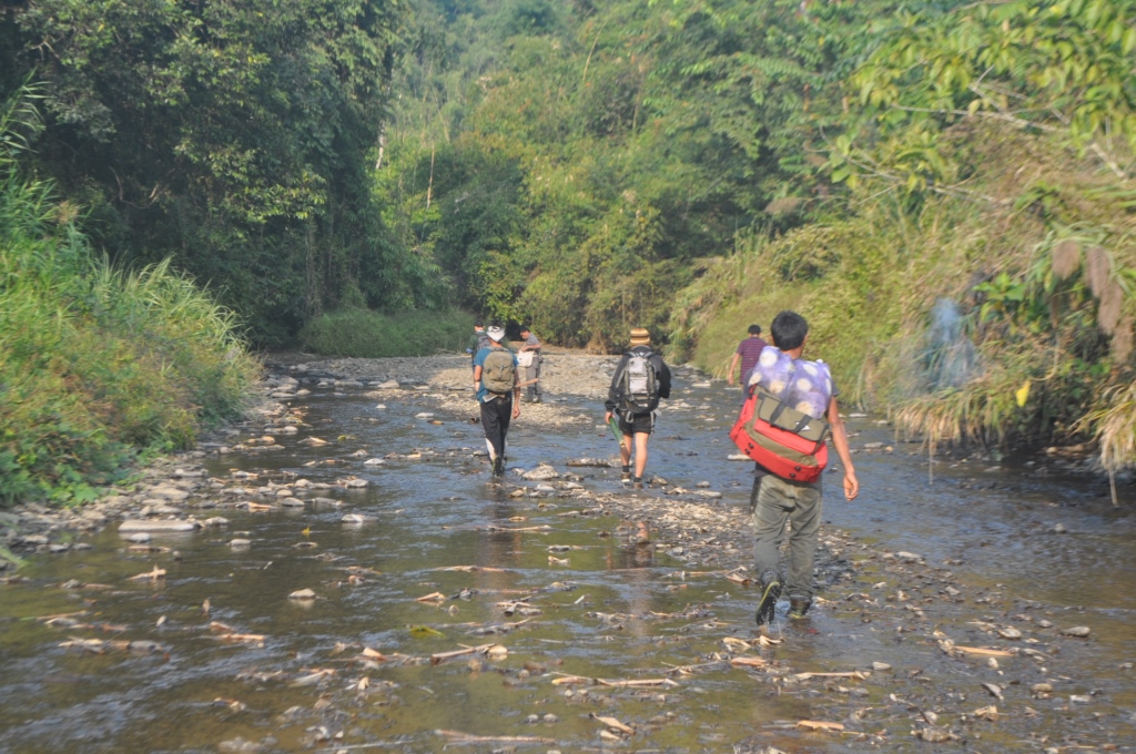 Voluntários da comunidade pesquisando os rios na Área de Conservação da Biodiversidade da Comunidade de Yaongyimchen.