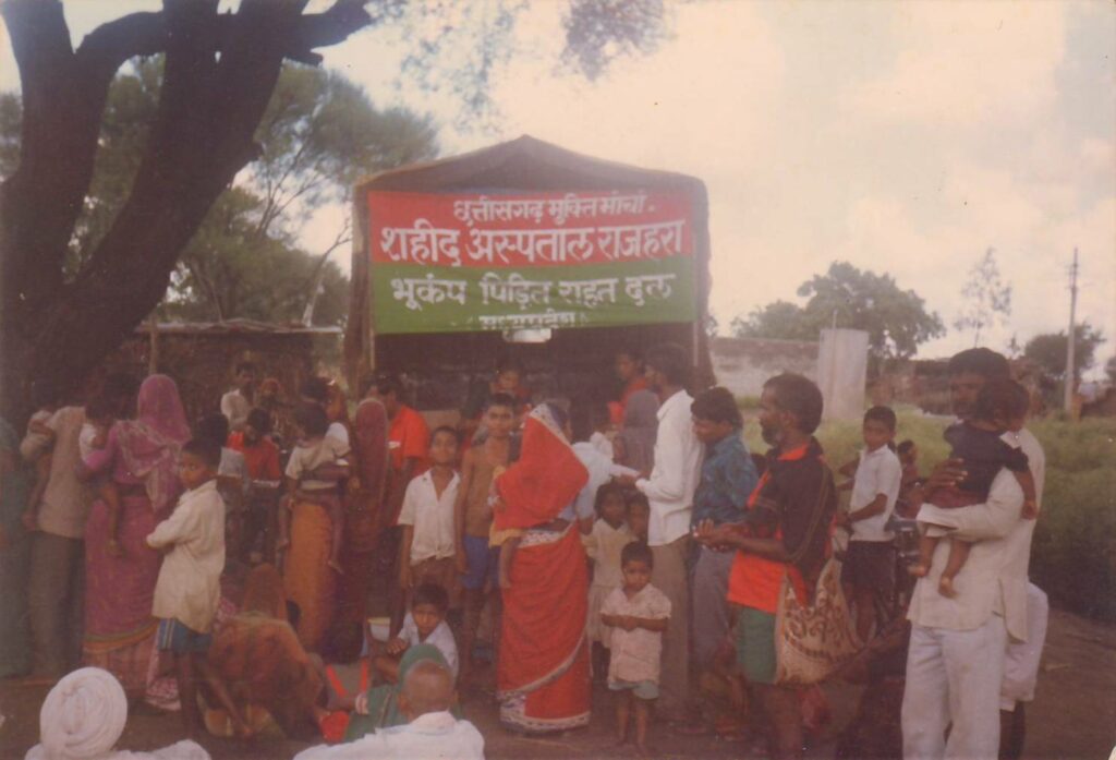 एक तरफ अनाज वितरण तो दूसरी तरफ इलाज लातुर मे