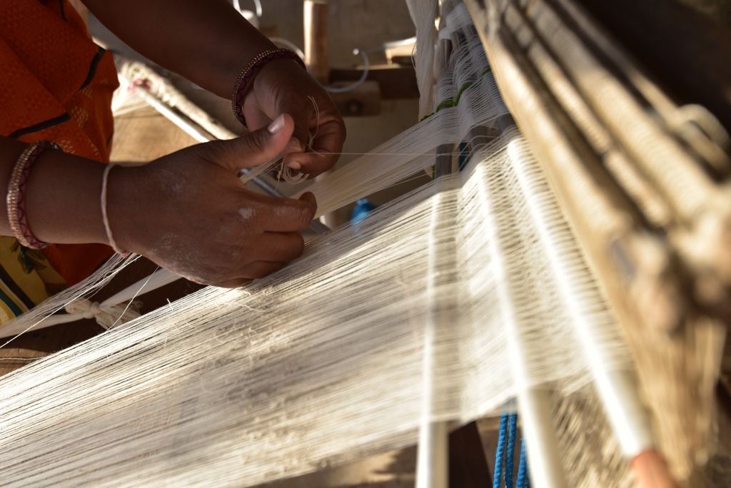 Materials and fiber weaving: (a) Handloom, (b) Handloom central bar